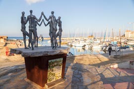 Villa 402 Canet Plage - Sculpture de la danse Sardane à Collioure